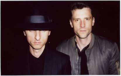 Jack y George Barnett, del grupo británico These New Puritans, en un retrato promocional de 2025.