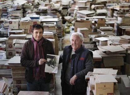 José Ramírez, emigrante a El Pozo en los cincuenta, con Juan Vicente Córdoba, director de <i>Flores de Luna,</i> en su empresa.