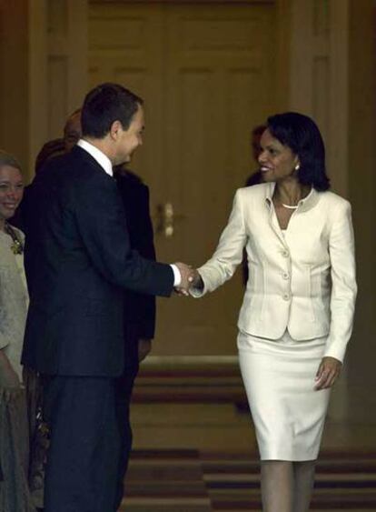 La secretaria de Estado de EE UU, Condoleezza Rice, saluda al presidente José Luis Rodríguez Zapatero en el palacio de la Moncloa.