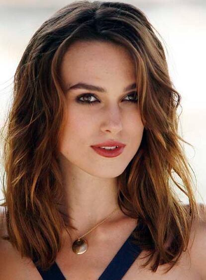 La actriz británica Keira Knightley llega al pase de la película 'Atonement', que inaugura las proyecciones de la 64 edición de la Mostra.