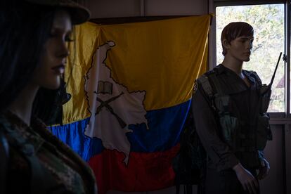 Bandera y uniformes de las FARC-EP en la casa de la memoria del ETCR de Tierra Grata.