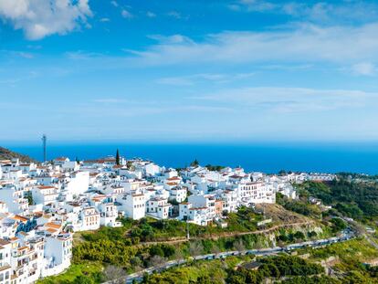 This white village in Axarquía has one of the best-preserved Arabic historical quarters. Its whitewashed walls, narrow streets and stairs are all part of this Moorish legacy. More information: turismofrigiliana.es