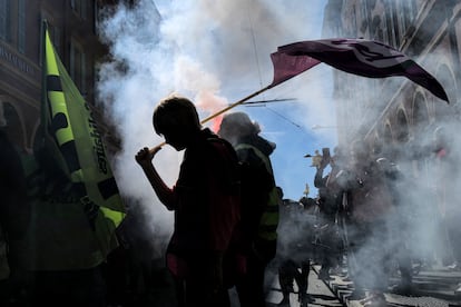 Un manifestante sujeta una bandera sindical, durante la décima jornada de protestas, este martes en Niza.