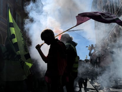 Protestas en Niza por la reforma de pensiones planteada por Emmanuel Macron, este lunes.