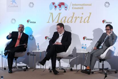 De izquierda a derecha, Kamal Bherwani, director general del área digital de PRISA, Andrew Rashbass, consejero delegado de The Economist Group, y Shafqat Islam, consejero delegado de NewsCred.