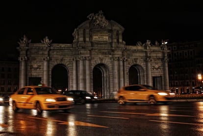 La Puerta del Alcal&aacute; de Madrid, apagada durante la hora del Planeta. 