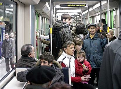 Los viajeros abarrotan una unidad del tranvía en la capital alavesa.