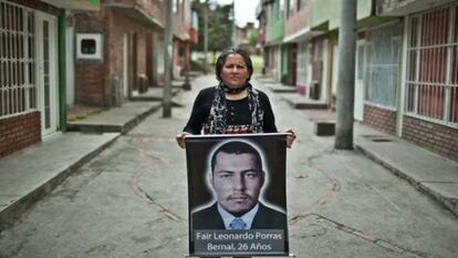 Una mujer sostiene el retrato de su pariente desaparecido.