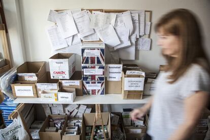 En un local de Gijón que ya se les queda pequeño, la Asociación de Amigos de Venezuela en Asturias almacena los pedidos para su envío. Mensualmente llevan las medicinas que obtienen sus doscientos socios abriendo así un pequeño canal humanitario dirigido a una red de profesionales de la salud que trabajan con el hospital Vargas, la planta de oncología infantil del J. M. De los Ríos o la Organización Nacional de Transplante de Venezuela.