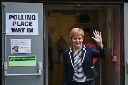 La líder del Partido Nacionalista Escocés (SNP), Nicola Sturgeon, tras emitir su voto en las elecciones generales en Broomhouse Community Hall, en Glasgow.