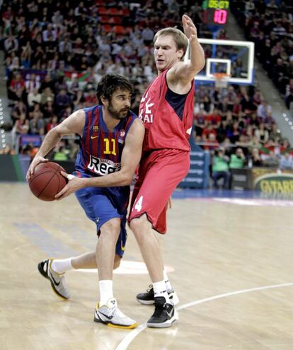 Oleson, del Caja Laboral, intenta frenar a Navarro. El catalán se convirtió en el duelo del a Euroliga frente al equipo vasco en el primer jugador del torneo que supera los 3.000 puntos y el máximo triplista junto a Basile con 421 anotados.