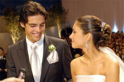 Kaká le pone el anillo a su esposa, Caroline Celico, durante la boda.