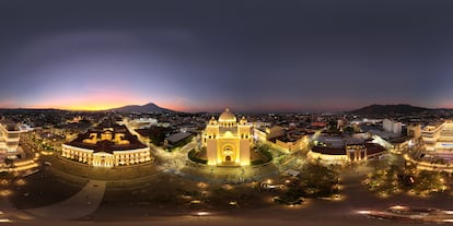 Foto aérea nocturna de la catedral Metropolitana de San Salvador, en la plaza Gerardo Barrios.