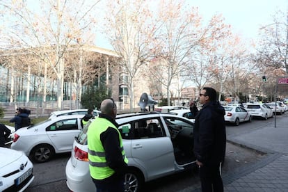 Los taxistas protestan frente a la Asamblea de Madrid.