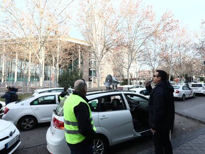 Los taxistas protestan frente a la Asamblea de Madrid. 