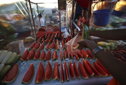 Un vendedor prepara unas sandías para ser vendidas en un puesto en Quezon al norte de Manila.