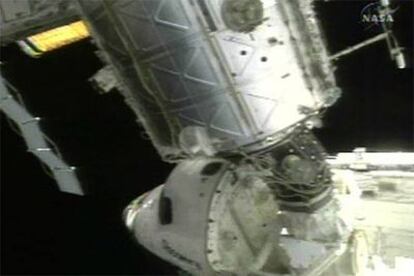 El <i>Discovery</i>, poco antes de desacoplarse de la Estación Espacial Internacional.