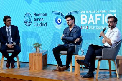 Enrique Avogadro (i) y Javier Porta Fouz, en el centro, durante la inauguración del Bafici.