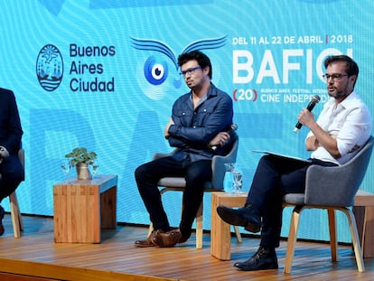 Enrique Avogadro (i) y Javier Porta Fouz, en el centro, durante la inauguración del Bafici.