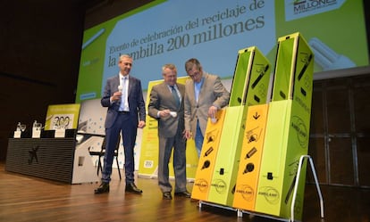 El secretario de Estado de Medio Ambiente, Hugo Morán, con el presidente y el director general de Ambilamp, Benito Rodríguez y Juan Carlos Enrique, este martes en el CaixaForum.