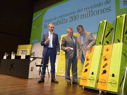 El secretario de Estado de Medio Ambiente, Hugo Morán, con el presidente y el director general de Ambilamp, Benito Rodríguez y Juan Carlos Enrique, este martes en el CaixaForum.