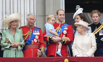 El pasado 13 de junio, el príncipe Jorge apareció por primera vez junto a la famiia real británica en un balcón del palacio de Buckingham. El pequeño, junto a sus abuelos y su tío, acudía al llamdo desfile 'trooping the Colour' que celebra el cumpleaños de su bisabuela, la reina Isabel II.