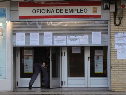 Un hombre entra en una oficina de empleo, este jueves en Madrid.