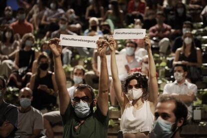 Dos assistents al Grec protesten aquest diumenge a la nit per la seva cancel·lació.
