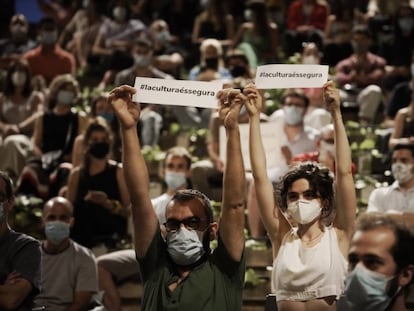 Dos assistents al Grec protesten aquest diumenge a la nit per la seva cancel·lació. 