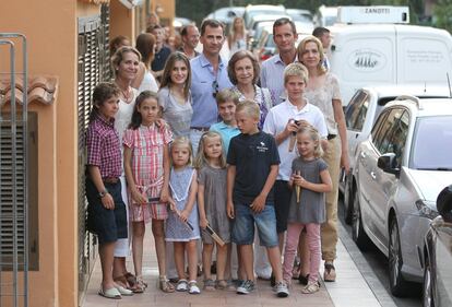 En esta foto de Palma, tomada en la calle, ya no están ni Marichalar, separado de la infanta Elena, ni el rey Juan Carlos.