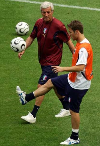 Marcelo Lippi observa a  Francesco Totti durante el entrenamiento de ayer en el estadio Fritz Walter de Kaiserslautern, escenario del partido.