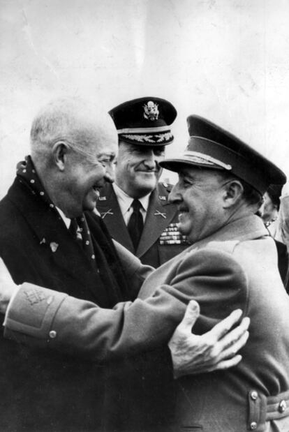 Franco abraza a  Eisenhower en su visita a España en 1959.