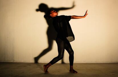 Robert Ssempijja y Daphne Tumwebaze bailan para el proyecto 'Shadowed' de Esther Mbabazi. 