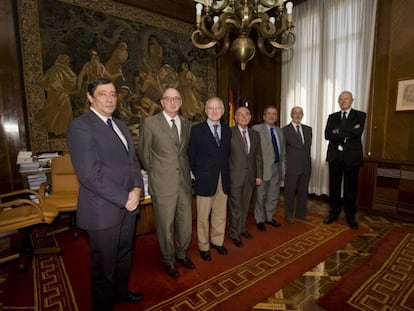 El presidente del CSIC (el mayor organismo p&uacute;blico de investigaci&oacute;n espa&ntilde;ol) Emilio Lora Tamayo, tercero por la derecha, con expresidentes