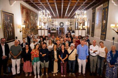 Un grupo de suscriptores de EL PAÍS se reúne con la directora, Pepa Bueno, en Santiago de Compostela.