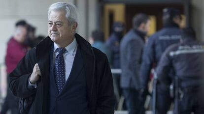 El exconsejero Francisco Vallejo en la entrada de la Audiencia de Sevilla, el pasado 13 de diciembre.