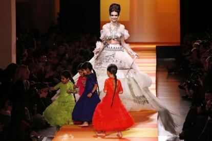 La novia final llevaba una gigantesca falda. Al levantarla, cuatro niñas indias vestidas de diferentes colores han salido corriendo de ella.