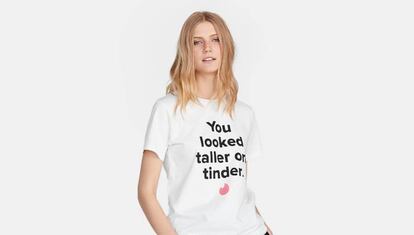 Una de las camisetas de Stradivarius en colaboración con Tinder.