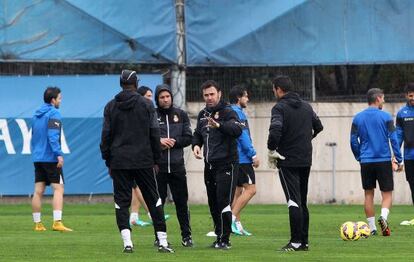 Sergio con su cuerpo técnico en una sesión de esta semana.