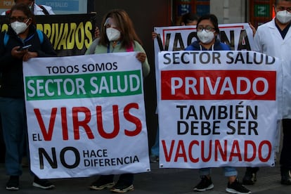 Médicos de hospitales privados protestan para solicitar la vacuna, este viernes en Ciudad de México.