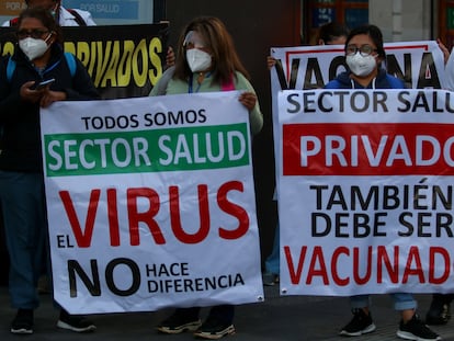 Médicos de hospitales privados protestan para solicitar la vacuna, este viernes en Ciudad de México.