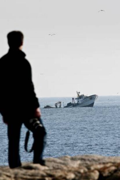 La mancha por el fuel vertido por un barco (en la imagen) que se ha hundido en las Islas Formigues, frente a la costa de Palamós, se mantiene lejos de la playa y las previsiones son que continúe así, según informa Protección Civil, que cita como fuente a Salvamento Marítimo.