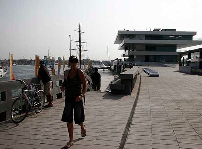 Valencia apuesta en 2008 por eventos deportivos como la fórmula 1. En la foto, el edificio de David Chipperfield Veles e Vents.