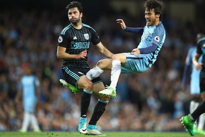 Yacob e David Silva, em jogo pela Premier League.