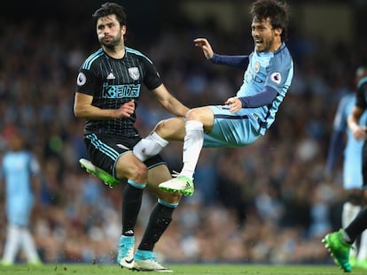 Yacob e David Silva, em jogo pela Premier League.