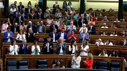 La bancada socialista aplaude en el Congreso de los Diputados.