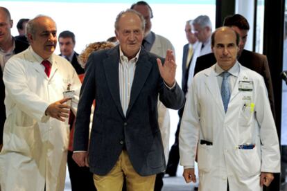 El Rey, junto al equipo médico que le ha operado, en el hospital Clinic de Barcelona tras recibir el alta.