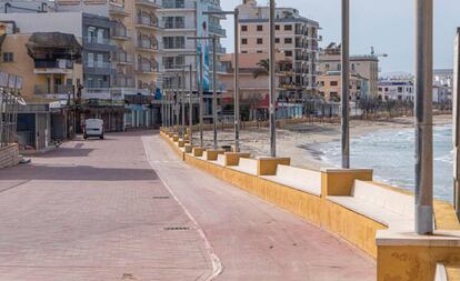 Paseo marítimo de la zona turística de Can Picafort (Mallorca), completamente vacío.