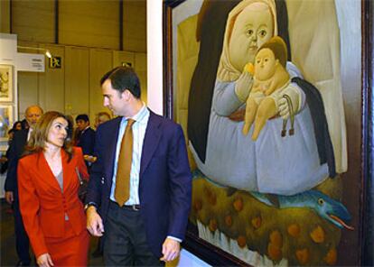 Don Felipe y Letizia Ortiz, ante la obra <I>Madonna and child</i>, de Botero, durante su paseo por Arco.