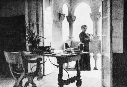 Emilia Pardo Bazán en lo alto de la Torre de la Quimera, con la mesa y la silla que todavía perduran. En una imagen publicada en 'América-Latina' (Londres, 1916) y reproducida en el libro 'Meirás, un pazo, un caudillo, un espolio'.